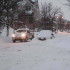 Vehiculos en Nueva York intentando moverse en la nieve profunda