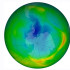 Esta imagen de archivo publicada el 1 de diciembre de 2009 muestra una combinación de dos imágenes publicadas por el Observatorio de la Tierra de la NASA que muestran el tamaño y la forma del agujero de ozono cada año en 1979 (L) y en 2009.