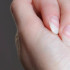 Hay distintos tipos de manchas blancas en las uñas y sus causas son diversas.