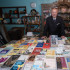 Suárez rodeado de su colección de 130 libros de Gabo.