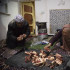 NYT: Laandi, una especie de carne seca que sustenta a los afganos en invierno, escasea. Una familia secándola.