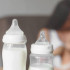 La leche materna es un alimento natural producido por la mujer.