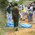 Fosas en el bosque costero de Shakahola, en Kilifi, Kenia, el 23 de abril de 2023. Según la policía, 18 cuerpos más fueron exhumados el 23 de abril, elevando a 39 el recuento de cadáveres recuperados.