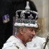 El rey Carlos III de Gran Bretaña, con la corona del estado imperial y el cetro y el orbe del soberano, sale de la Abadía de Westminster.