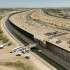 Cientos de migrantes mientras esperan junto al muro fronterizo en El Paso, Texas (EE.UU).