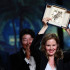 La directora Justine Triet recibe la Palma de Oro, por Anatomía de una caída, en el Festival de Cannes.