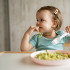 A los dos años, los bebés pueden comer verduras cocidas en porciones pequeñas.