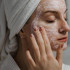 Masajee el rostro de forma ascendente al aplicarse la crema, después de limpiar la piel.
