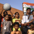 Los niños muestran la réplica de la misión Chandrayaan-3 de (ISRO).