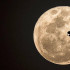 Cuando la Luna está en su punto más cercano a la Tierra o cerca de él y al mismo tiempo es una Luna llena, el fenómeno se llama "superluna".