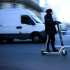Hombre monta patineta eléctrica en las calles de París.