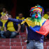 Hinchas ecuatorianos animan a su selección en el partido contra Uruguay
