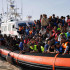 Migrantes llegan en pequeñas embarcaciones al puerto de Lampedusa, en Italia.