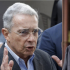 El expresidente Álvaro Uribe (izq.) y el embajador Roy Barreras (der.)