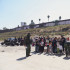 Agentes de la Patrulla Fronteriza de EE.UU. procesan a migrantes que han estado acampados en la frontera.