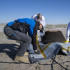 Miembros del equipo de seguridad de la NASA preparan la nave de retorno del asteroide Osiris-Rex en el desierto de Utah.