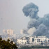 Una columna de humo se alza en Gaza tras la caída de una bomba.