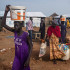 NYT: Personas que huyeron de la guerra en Sudán en un centro de procesamiento en Renk, Sudán del Sur.
