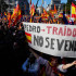 Miles de personas protestaron contra la amnistía a los responsables del independentismo catalán.