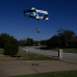 NYT: Un dron de Amazon entrega una lata de sopa a la casa de Dominique Lord y Leah Silverman en Texas.
