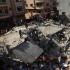 Palestinos revisan los escombros de edificios tras un ataque israelí en Rafah, en el sur de la Franja de Gaza.