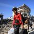 Palestinos caminan entre escombros a su regreso a Jan Yunis.