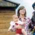Claudia Poblete Hlaczik junto a sus padres en 1978.