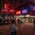 NYT: Posan bajo los rótulos de neón de centros nocturnos de karaoke en octubre en Hong Kong. 