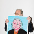 NYT: Jon Fosse, con un póster suyo de una tienda de regalos de Oslo, ganó el Premio Nobel de Literatura 2023.