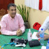 Fotografía cedida por la Presidencia de Nicaragua que muestra al obispo Rolando Álvarez (i) junto al doctor Yesser Rizo (d) durante una revisión medica.
