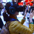 En la foto, una mujer utiliza un dispositivo de realidad virtual Altspace.