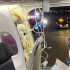 Las máscaras de oxígeno en el techo del avión Alaska Airlines junto a la parte de la puerta faltante.