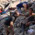 Un hombre reacciona mientras sostiene los restos de su madre, en Gaza.
