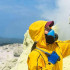 BBC Mundo: Una vulcanóloga mirando una piedra volcánica