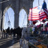 NYT: Hasta hace poco, veintenas de vendedores de souvenirs habían convertido el Puente de Brooklyn en un mol sobre el East River.