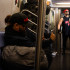 NYT: Mahdi Ladjouzi encarna a El Enterrador, un popular luchador de los años 90, en un vagón del metro de NY.