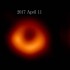 Las nuevas observaciones de 2018 del agujero negro M87* revelan un anillo de plasma brillante del mismo tamaño que el publicado en 2017.  La parte más brillante de este anillo, que rodea una sombra central oscura, se ha desplazado unos 30 º con respecto a 2017 para situarse ahora en la posición de las 5 en punto.