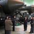Kim Jong Un (centro) inspeccionando una importante planta de producción de vehículos militares en Corea del Norte.