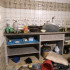 NYT: Platos sucios cubrían la cocina de una cámara subterránea, que tenía un patrón de tazas en sus paredes de azulejos.