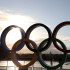 La gente toma fotografías de los anillos olímpicos instalados en Trocadero.
