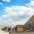NYT: La pirámide de Menkaure en Giza, Egipto, estuvo revestida parcialmente con bloques de granito, visibles abajo.