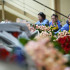 Trabajadores preparan cargamentos de flores para que lleguen a sus destinos antes del 14 de febrero.