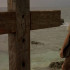 Pierce Brosnan en la película Robinson Crusoe de 1997