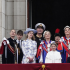 Miembros de la familia real observan un despliegue aéreo desde el balcón del Palacio de Buckingham