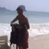 El momento en el que Julián recoge sus pertenencias de la playa, horas antes del devastador tsunami.