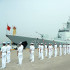 Miembros de la Armada china aparecen, formados, en la cubierta del destructor de misiles guiados Suzhou.