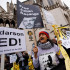 Activistas protestan frente a los Tribunales de Londres y piden evitar la extradición de Julian Assange.