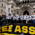 Activistas a favor de Assange protestan frente a los Tribunales Reales de Justicia.