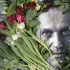 El retrato del opositor ruso fallecido Alexéi Navalni entre flores.