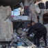 Palestinos buscan sobrevivientes y cuerpos entre los escombros de un edificio tras los bombardeos israelíes en Rafah, sur de Gaza.
